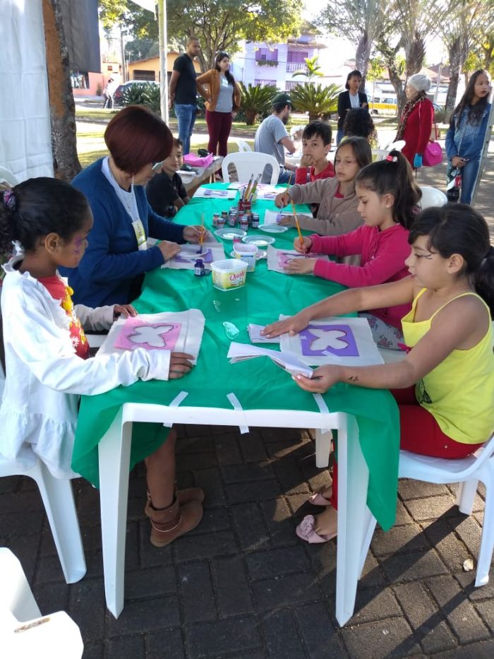 FAMÍLIA NA PRAÇA REÚNE CENTENAS DE PESSOAS.